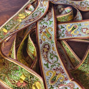 Nastro jacquard vintage largo 1,25 pollici, 4,9 iarde, marrone, verde, giallo, bianco con contorno in oro metallizzato, Paisley, carta originale Beer-Stern
