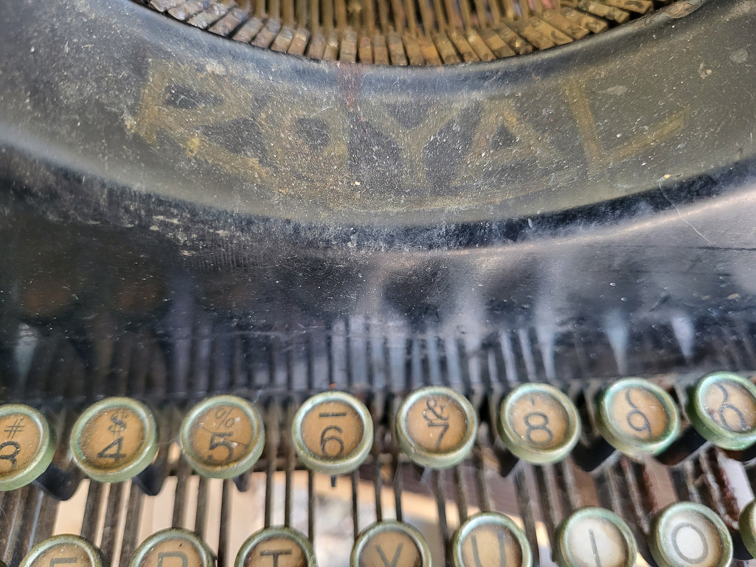 1914年製ロイヤル10型タイプライター:面取りガラス、錆びた 1914年製ロイヤル10型タイプライター:面取りガラス、錆びた