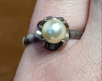 Vintage silver and solitary pearl ring Size 6.75 vntg. Ruffle prong setting