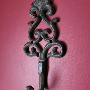Cast iron coat hook Fluer de lis entryway hook wall mount bags hooks solid metal Coated light brown Rust spot