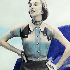 Puede incluir: Una mujer lleva un suéter de punto azul y blanco a rayas con un cuello marrón y detalles marrones. El suéter tiene un frente abotonado y mangas cortas. Lleva un collar y pendientes de plata.