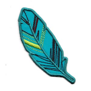 Puede incluir: Una pluma bordada de color azul turquesa con detalles en negro, verde y rojo.