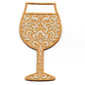 Puede incluir: Un parche de hierro bordado de color dorado con un diseño floral blanco de una copa de vino.