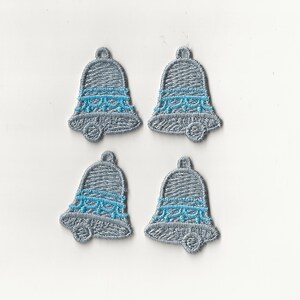 Könnte beinhalten: Vier silberne Glocken mit blauem Besatz. Die Glocken sind gestickt und haben oben eine Schlaufe zum Aufhängen.