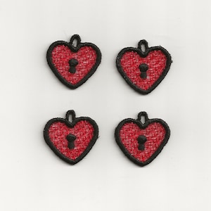 Puede incluir: Cuatro parches de fieltro rojo en forma de corazón con contornos negros y un diseño de ojo de cerradura. Cada parche tiene un pequeño lazo en la parte superior para coser o sujetar.