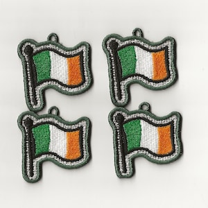 Peut inclure: Quatre patchs de drapeaux irlandais vert, blanc et orange avec un contour vert. Les drapeaux sont cousus sur un fond blanc.