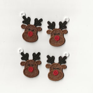 Può includere: Quattro applicazioni in feltro marrone a forma di testa di renna con corna nere e nasi rossi. Le applicazioni hanno un anello bianco in alto per cucire o attaccare.