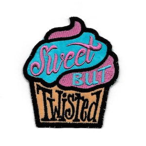Puede incluir: Un parche bordado para planchar con forma de cupcake con glaseado rosa y azul. El texto del parche dice "Sweet But Twisted".