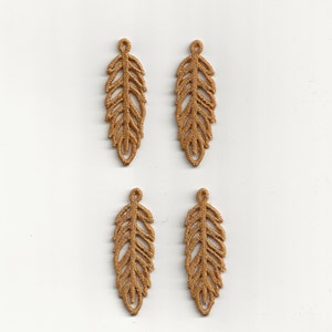 Könnte beinhalten: Vier goldfarbene Metall-Feder-Anhänger mit filigranen Ausschnitten. Die Anhänger eignen sich perfekt, um Schmuck oder Bastelarbeiten einen Hauch von Eleganz zu verleihen.