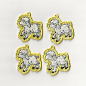 Op de afbeelding: Vier witte geborduurde lammetjespatches met gele contouren. De lammetjes kijken naar rechts en hebben een eenvoudig ontwerp.