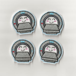 Pode incluir: Quatro patches bordados para passar a ferro que representam uma máquina de ressonância magnética de desenho animado com uma cara sorridente. Os patches são brancos com costuras azuis em torno das bordas.