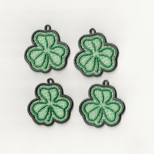 Peut inclure: Quatre patchs en tissu en forme de trèfle vert avec un centre vert clair et un contour vert foncé.