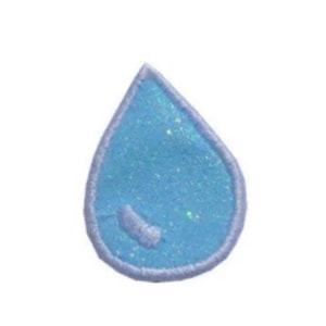 Op de afbeelding: Een lichtblauwe glitter strijk-op patch in de vorm van een waterdruppel.
