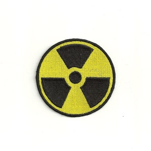Op de afbeelding: Gele en zwarte geborduurde patch met een stralingssymbool.