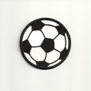 Puede incluir: Parche bordado en blanco y negro de un balón de fútbol.