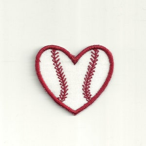 Könnte beinhalten: Ein weißer herzförmiger Patch mit roten Nähten, der einem Baseball ähnelt.