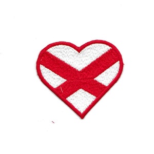 Peut inclure: Patch en forme de cœur rouge et blanc avec un motif de croix. La croix est rouge et le fond est blanc.