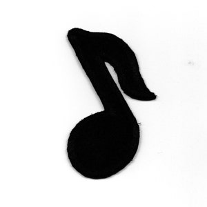 Op de afbeelding: Een zwarte viltmuzieknootpatch. De noot is een kwartnoot.