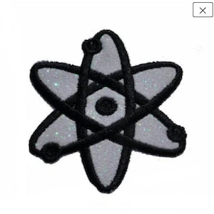 Puede incluir: Un parche de átomo plateado con contorno y detalles en negro. El parche tiene una textura brillante y un diseño detallado, ideal para añadir a ropa o accesorios. El símbolo del átomo es un diseño clásico de temática científica.