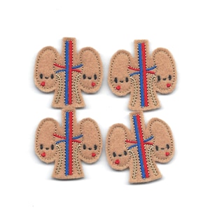 以下が含まれることがあります： 腎臓の刺繍が施された茶色のフェルトパッチが4つ。各腎臓は赤いほっぺと金の輪郭で笑顔をしています。腎臓は赤と青のチューブでつながっています。