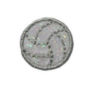 Puede incluir: Un balón de voleibol blanco con un acabado de purpurina plateada y un contorno bordado gris.
