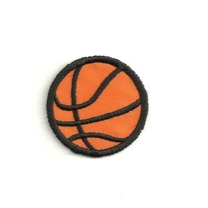 Könnte beinhalten: Ein gestickter Aufnäher in Orange und Schwarz, der einen Basketball darstellt.