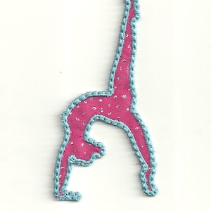 Op de afbeelding: Roze en blauwe strijkpatch van een turnster die een backbend doet.