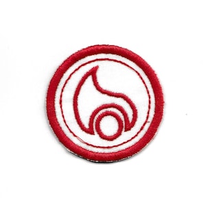 Puede incluir: Parche bordado rojo y blanco con un diseño de llama estilizado dentro de un círculo.