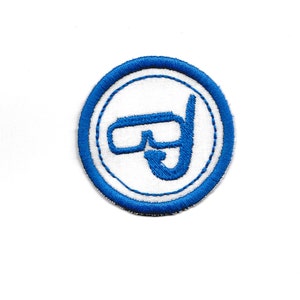 Puede incluir: Un parche bordado azul y blanco con un diseño de máscara de buceo y snorkel.