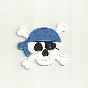 Puede incluir: Parche de pirata de fieltro blanco con calavera y huesos cruzados, parche para el ojo y bandana de fieltro azul. El parche para el ojo tiene un número "1" de fieltro azul.