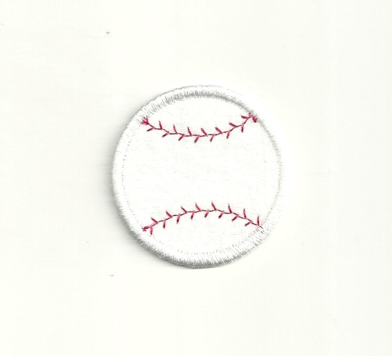 K&ouml;nnte beinhalten: Wei&szlig;er Baseball-Patch mit roten N&auml;hten. Der Patch ist rund und hat einen wei&szlig;en Hintergrund mit roten N&auml;hten an den R&auml;ndern.