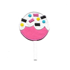 Könnte beinhalten: Ein rosa-weißer Lolli mit bunten Streuseln. Der Lolli ist auf einem weißen Stiel.