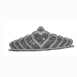 Puede incluir: Una corona de brillo plateado con un centro en forma de corazón. La corona está hecha de tela y tiene un acabado brillante.