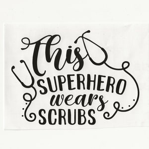 Könnte beinhalten: Schwarz-weiß-Illustration eines Stethoskops mit dem Text "Dieser Superheld trägt Scrubs".