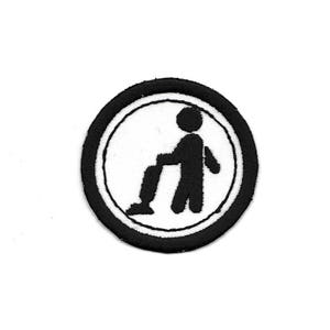 Puede incluir: Parche bordado en blanco y negro de una persona aspirando en un círculo.