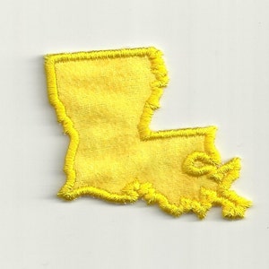 Può includere: Applique in feltro giallo dello stato della Louisiana. L'applique è bordata con filo giallo.