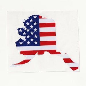 Peut inclure: Un autocollant de l'état d'Alaska en forme d'état avec le design du drapeau américain.