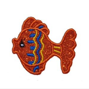 Könnte beinhalten: Orangefarbener Glitzerfisch mit blauen und gelben Streifen. Der Fisch hat ein schwarzes Auge und eine weiße Pupille.