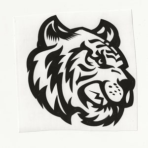 Op de afbeelding: Zwart-witte illustratie van een tijgerkop met een woeste uitdrukking.