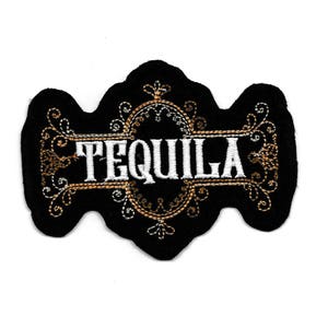Puede incluir: Parche bordado negro con detalles dorados y blancos. El parche presenta la palabra "TEQUILA" en letras blancas.