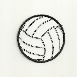 Pode incluir: Um remendo de voleibol preto e branco com contorno preto.
