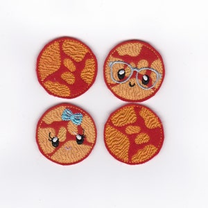 Puede incluir: Cuatro parches de fieltro bordados en forma de círculo rojo y naranja con una cara de dibujos animados. Dos parches tienen ojos y boca, uno tiene gafas y uno tiene un lazo azul.