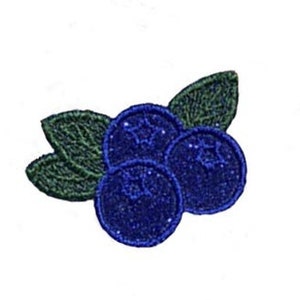 Pode incluir: Três mirtilos azuis com folhas verdes. Os mirtilos estão agrupados e têm uma superfície brilhante ligeiramente texturizada. As folhas são de um verde mais escuro e têm uma textura mais detalhada.