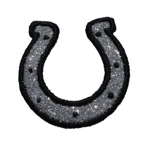 Könnte beinhalten: Ein silbernes Glitzer-Hufeisen mit schwarzem Umriss.