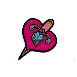 Peut inclure: Patch en forme de cœur rose avec une dague noire et blanche avec des accents bleus et roses.