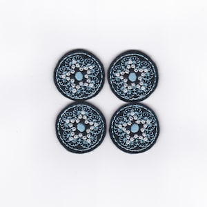 Puede incluir: Cuatro parches de hierro bordados azules con una estrella blanca de seis puntas en el centro.