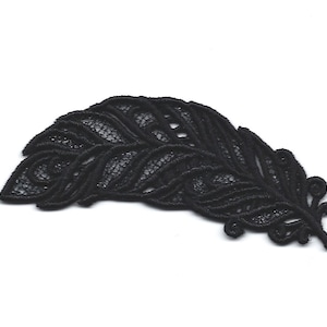 Può includere: Applique in pizzo nero a forma di piuma. Questo design delicato e intricato è perfetto per aggiungere un tocco di eleganza a qualsiasi progetto.
