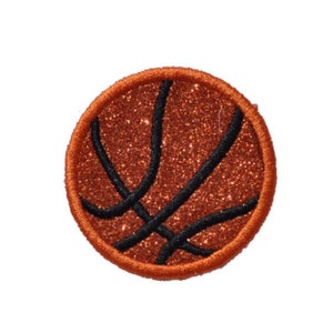 Op de afbeelding: Een bruine en zwarte glitter basketbal patch met een gestikte rand.