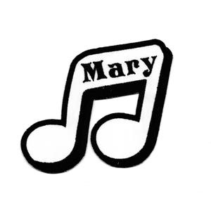 Könnte beinhalten: Schwarz-weißes Musiknoten-Patch mit dem Namen "Mary", in Schwarz gestickt.
