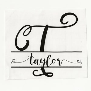 Puede incluir: Un diseño gráfico en blanco y negro de la letra "T" con un adorno decorativo. La letra está centrada sobre la palabra "taylor" en una fuente cursiva.